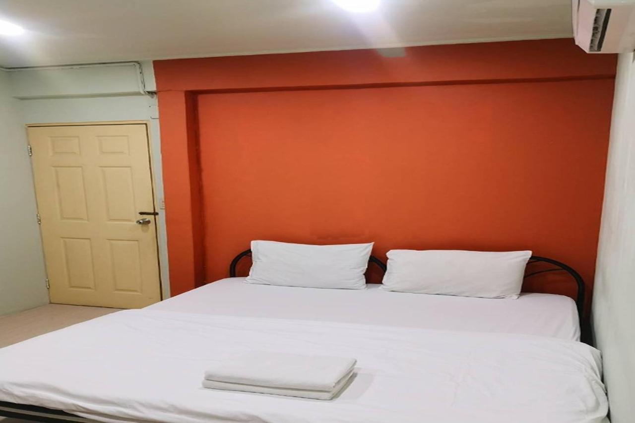 Freesia Saladaeng Silom Apartments Бангкок Екстер'єр фото