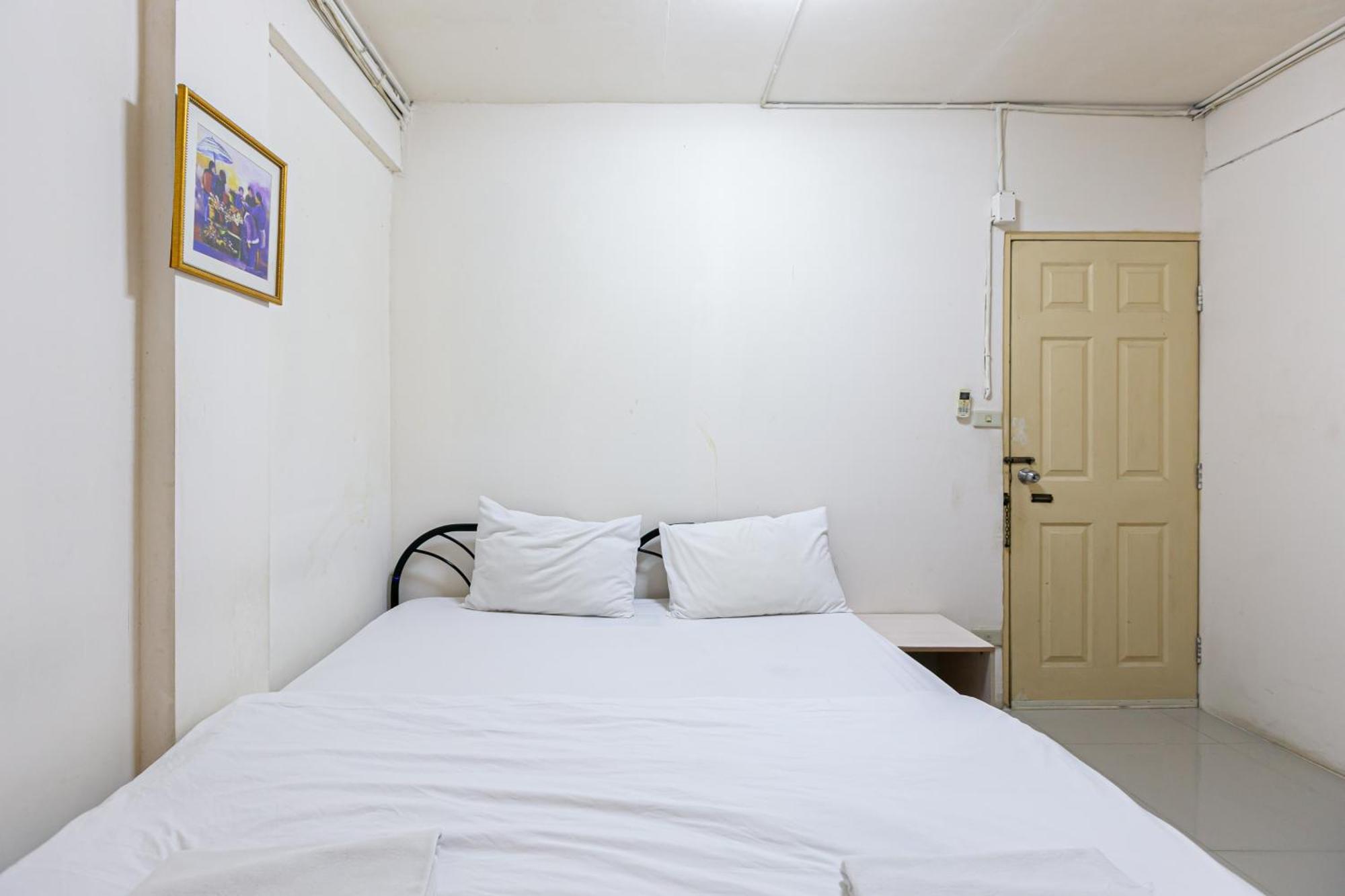 Freesia Saladaeng Silom Apartments Бангкок Екстер'єр фото