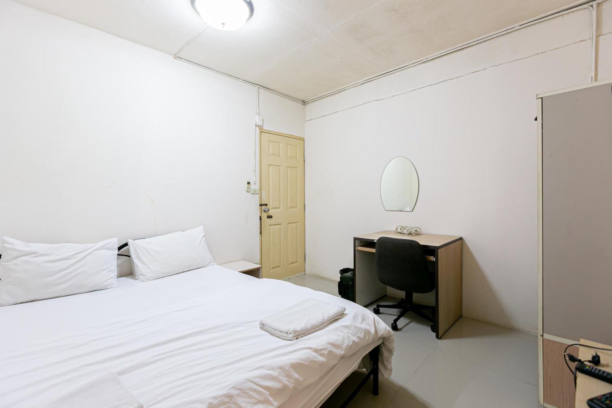 Freesia Saladaeng Silom Apartments Бангкок Екстер'єр фото