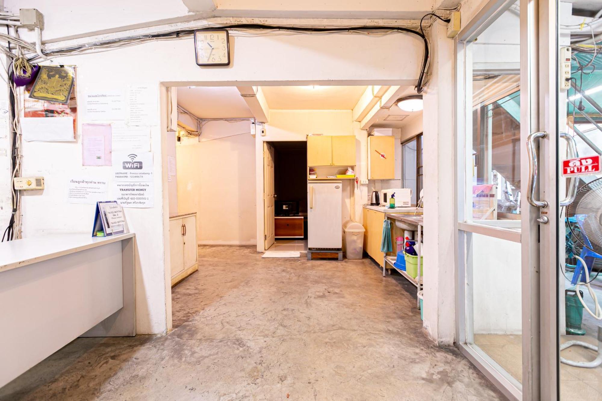 Freesia Saladaeng Silom Apartments Бангкок Екстер'єр фото