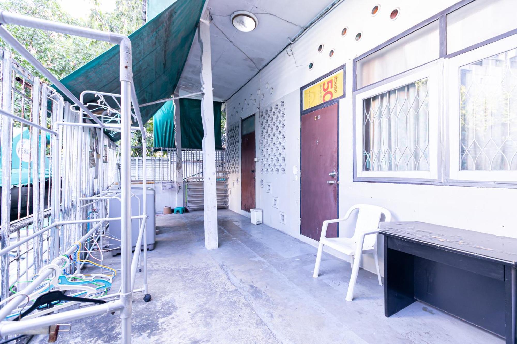 Freesia Saladaeng Silom Apartments Бангкок Екстер'єр фото