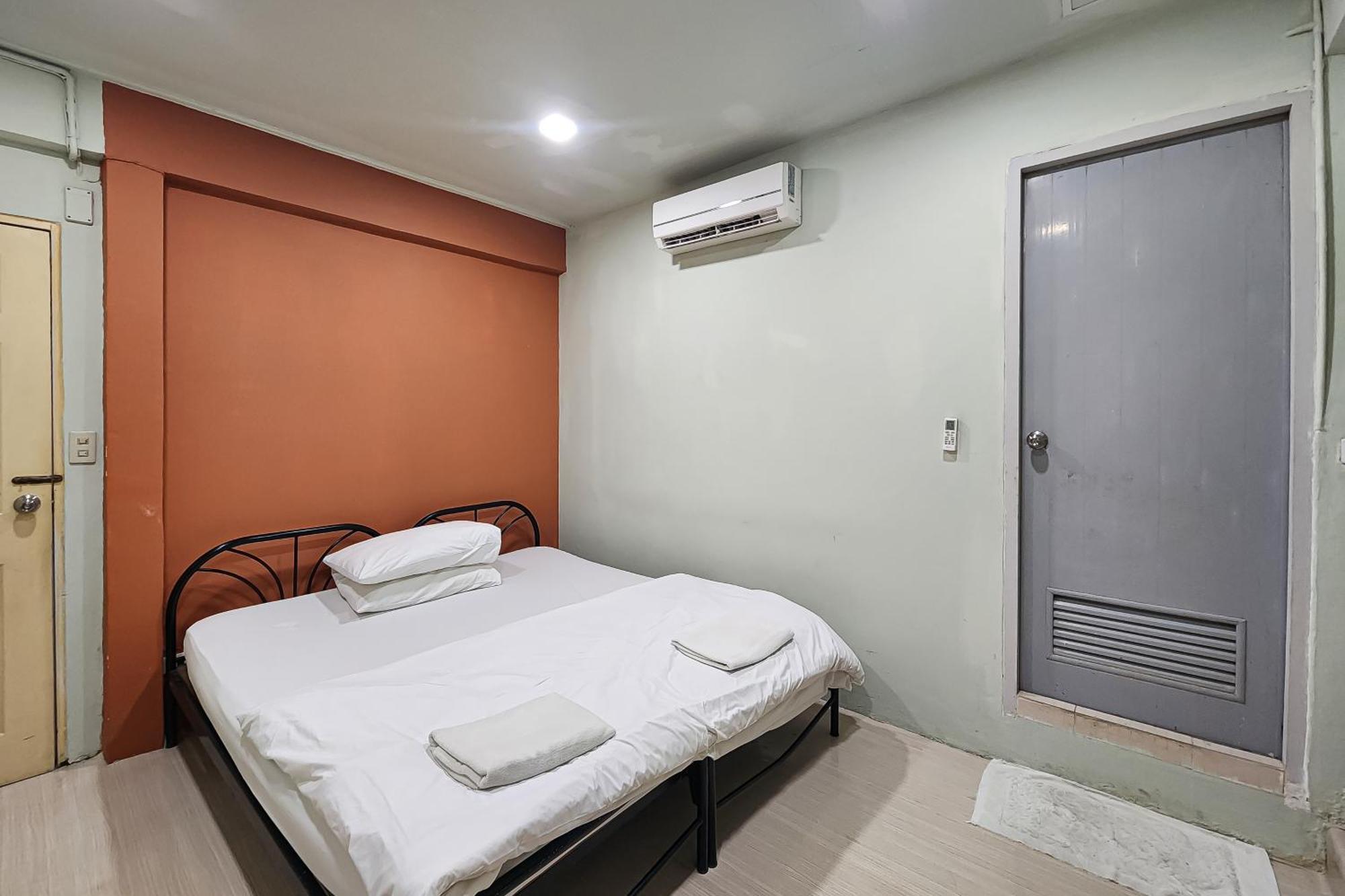 Freesia Saladaeng Silom Apartments Бангкок Екстер'єр фото
