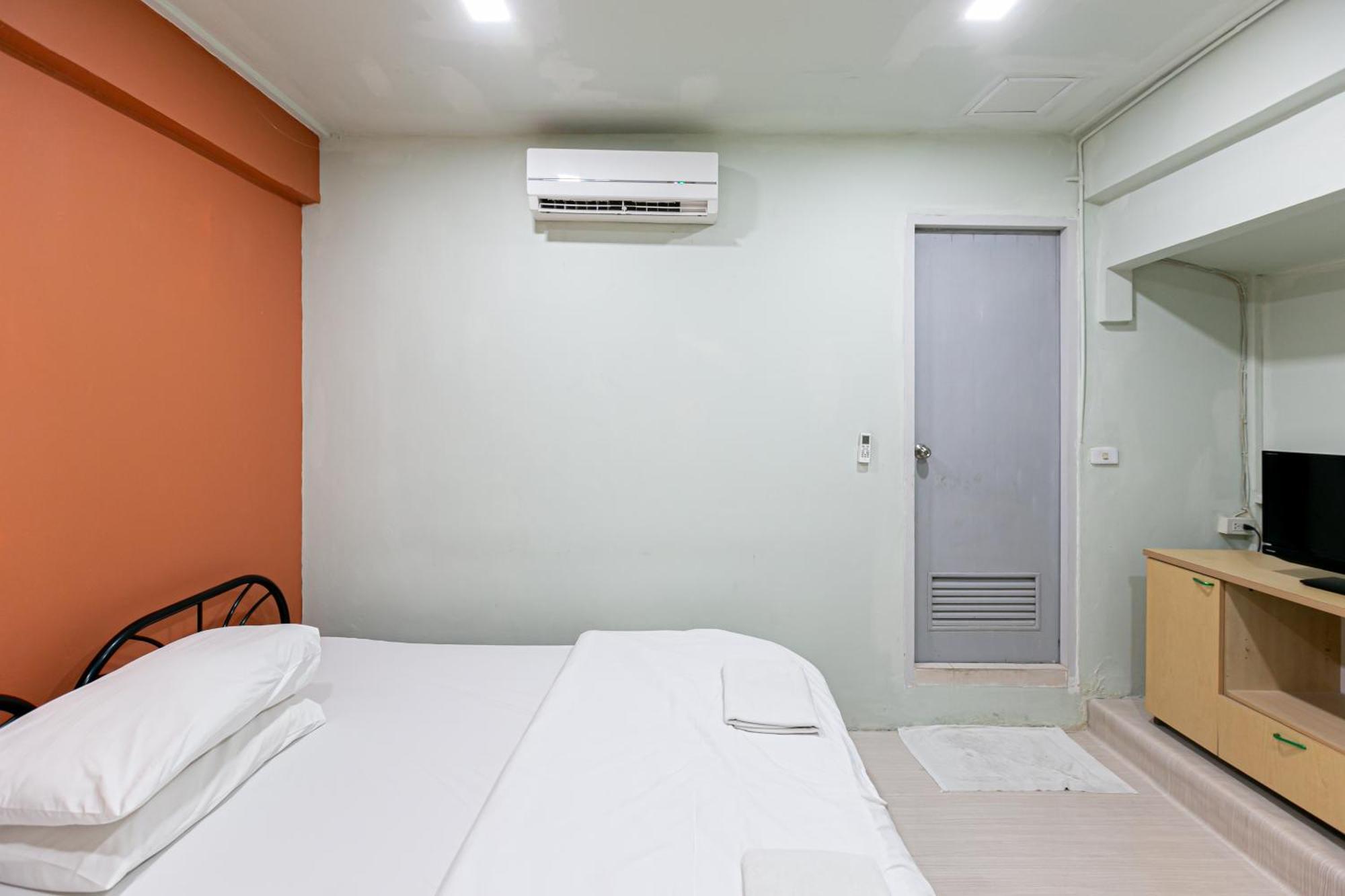 Freesia Saladaeng Silom Apartments Бангкок Екстер'єр фото