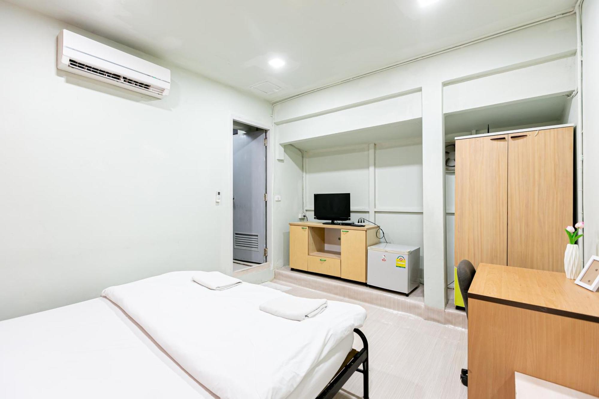 Freesia Saladaeng Silom Apartments Бангкок Екстер'єр фото