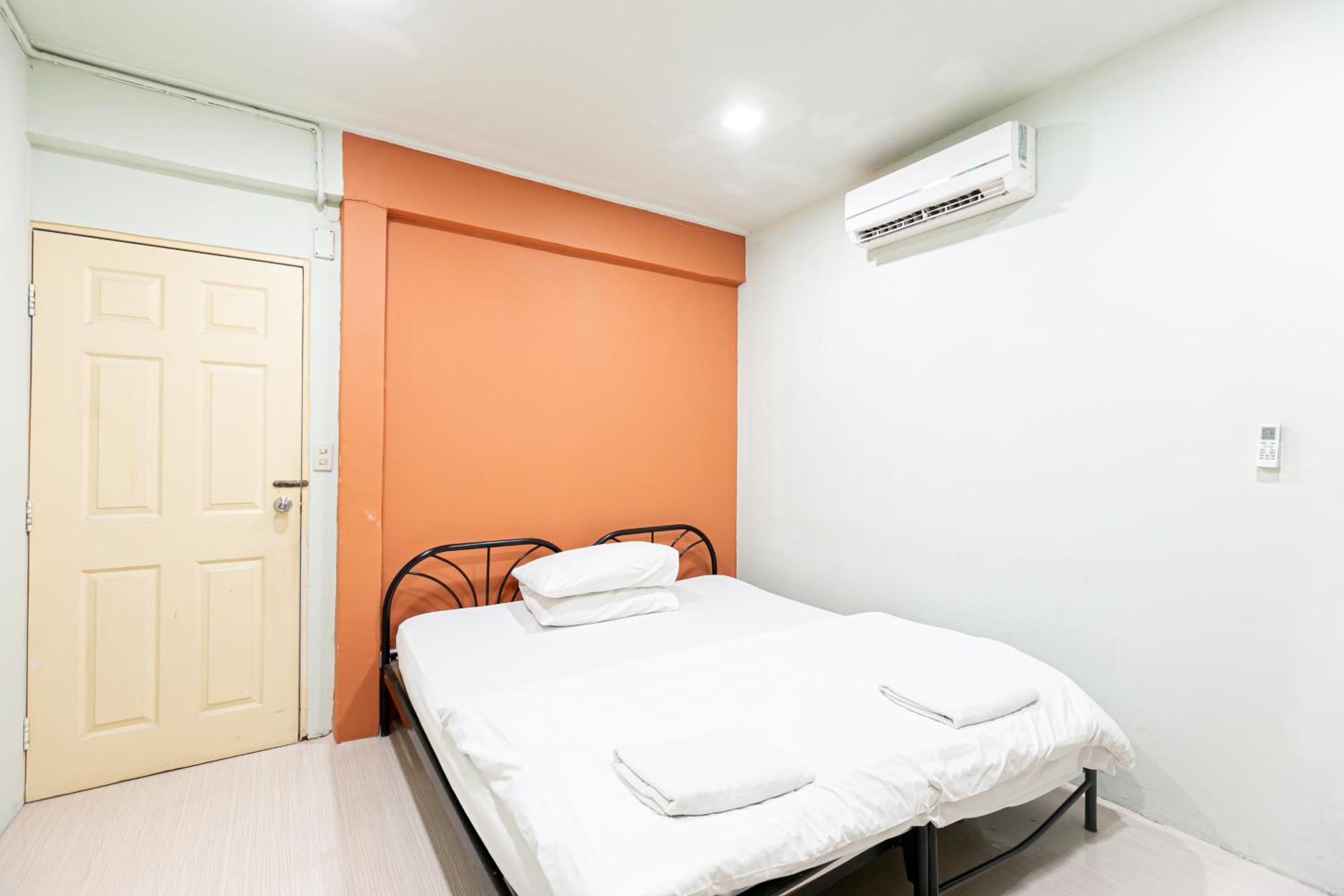 Freesia Saladaeng Silom Apartments Бангкок Екстер'єр фото